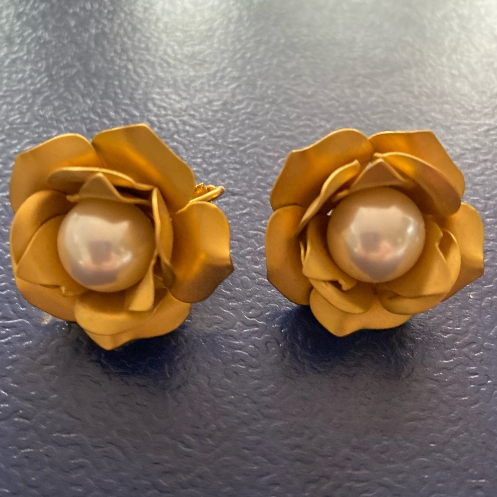 Vintage Goldtone Pearl Flower Earrings